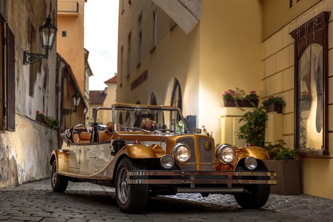 1 hour Old timer Convertible Prague Sightseeing Tour - Dancing House to Charles Bridge: modern Prague meets the river icons