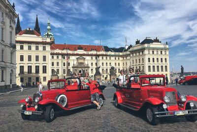 1,5 hour oldtimer convertible Prague sightseeing tour - Prague Castle, St. Vitus, and the view from the highest gear