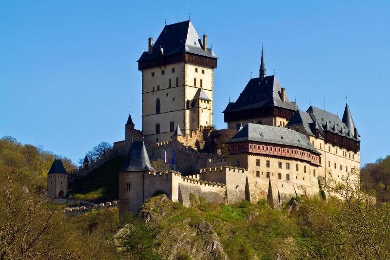 From Prague: Karlstejn Castle Skip-the-Line Ticket and Tour - Arriving on the hill: walking from parking to the castle