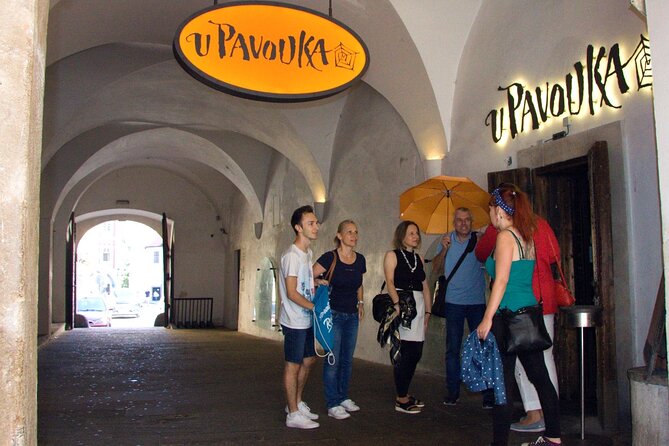 Prague 5 Courses Medieval Dinner and Live Performances - Communal seating, groups up to 299, and how to avoid awkward moments