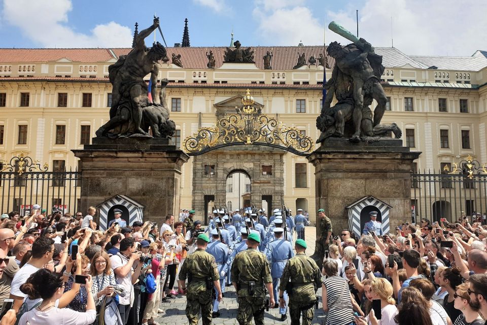 Prague: 6-Hour Tour with River Boat Cruise and Lunch - A return to Old Town for lunch (and why the break helps)