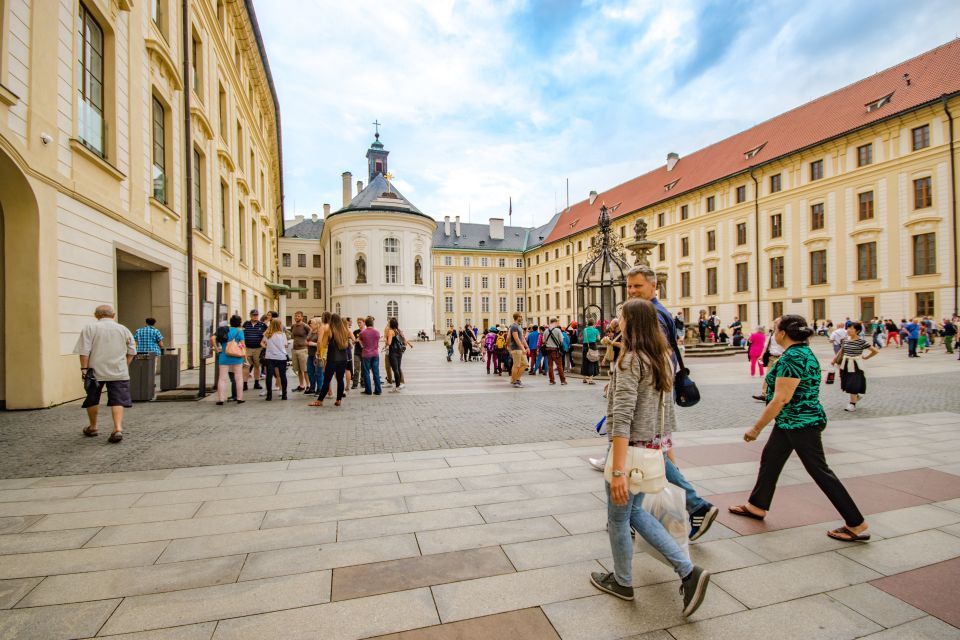 Prague Castle 2.5-Hour Tour Including Admission Ticket - Group experience: listening in crowds without losing the thread