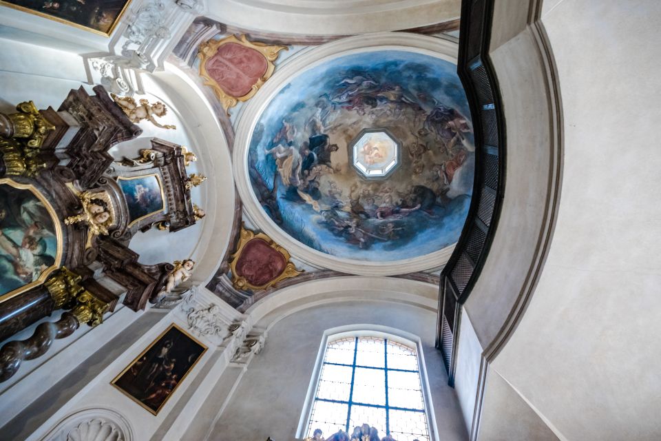 Prague Castle 2.5-Hour Tour Including Admission Ticket - Golden Lane: small dwellings, big stories