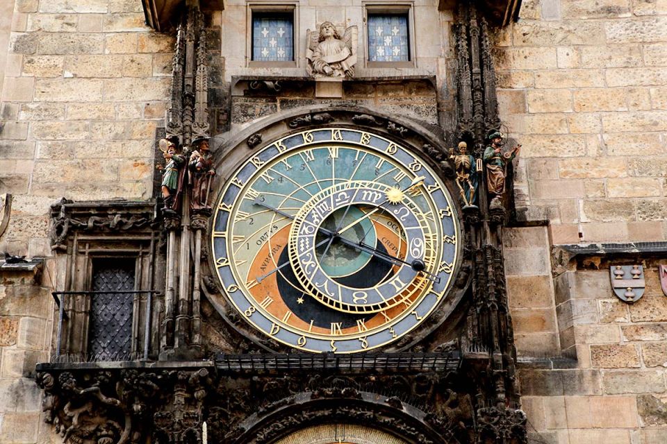 Prague: Full-Day Sightseeing Tour with Cruise and Lunch - Prague Castle and Saint Vitus Cathedral: why the timing matters