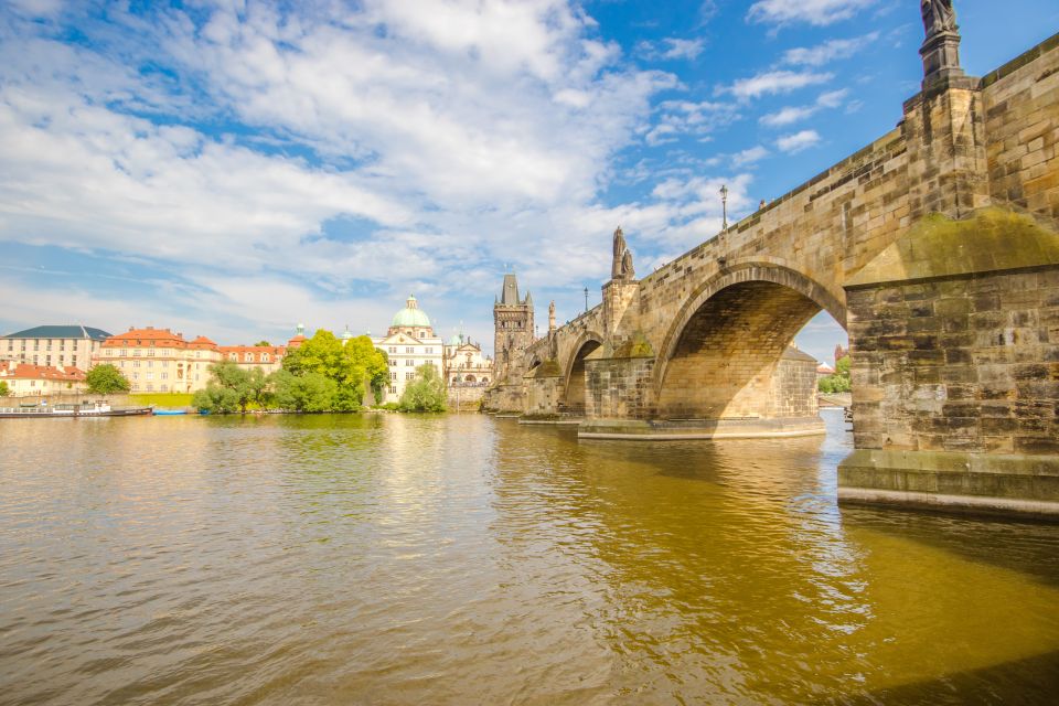 Prague: Guided Bus & Walking Tour with River Cruise & Lunch - Quick hit checklist
