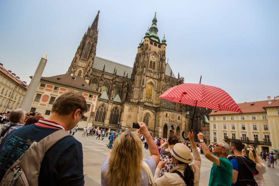 Prague: Guided Bus & Walking Tour with River Cruise & Lunch - Old Town Square in 75 minutes: enough to pick your next move