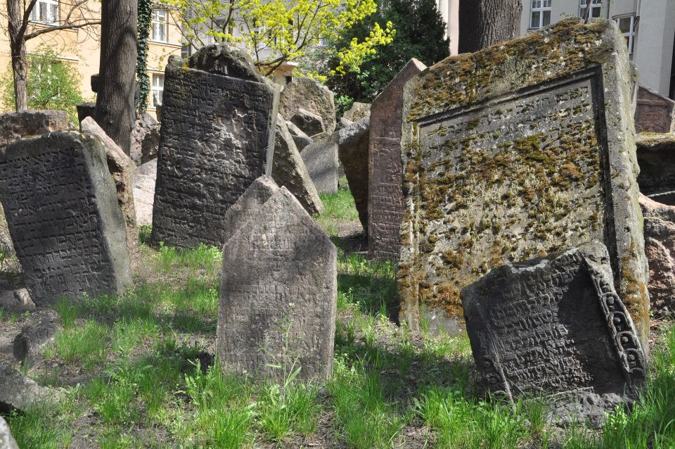 Prague: Guided Walking Tour of Prague's Jewish Quarter - Josefov on one ticket: why the guided format matters