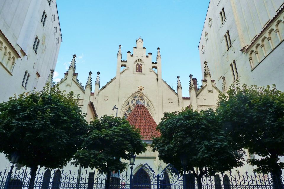Prague: Old Town and Jewish Quarter Tour - Old Town Square and the Astronomical Clock: more than a postcard