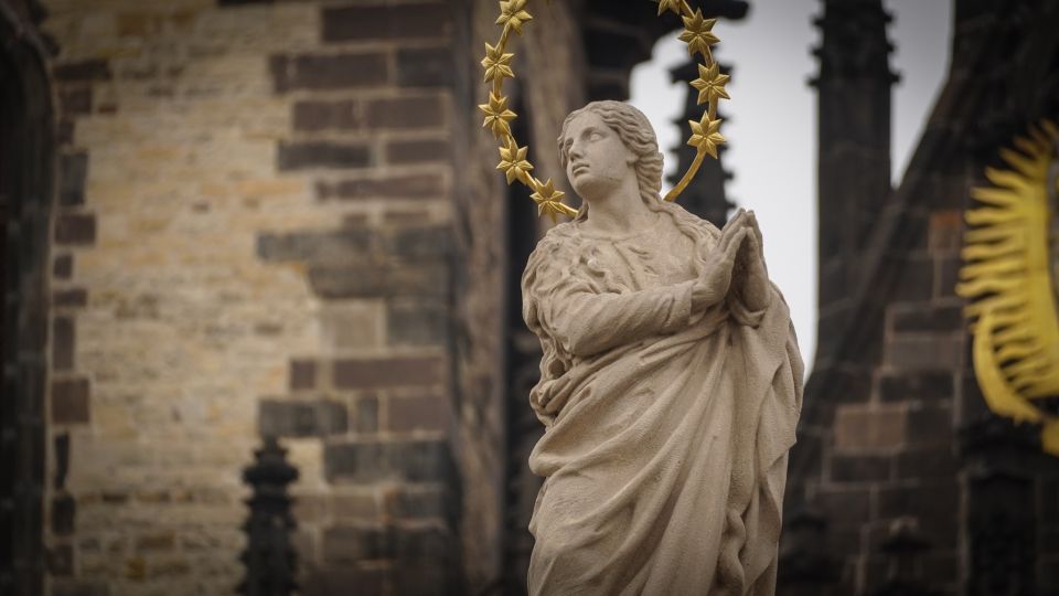 Prague: Old Town Highlights & Hidden Gems Guided Tour - Optional upgrades: river cruise and Prague Castle guided time