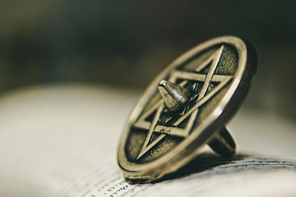 Prague: Prague Synagogues & the Jewish Cemetery Guided Tour - Finding your guide by the Cartier store (and why it matters)