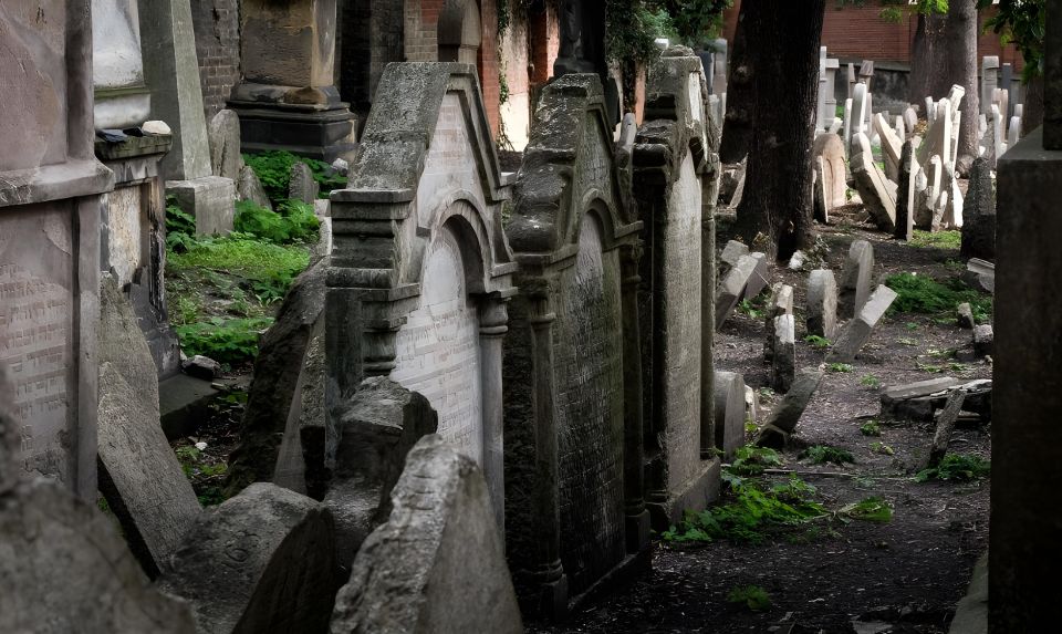 Prague: Prague Synagogues & the Jewish Cemetery Guided Tour - Jewish Ceremonial Hall: rituals you can feel in the details