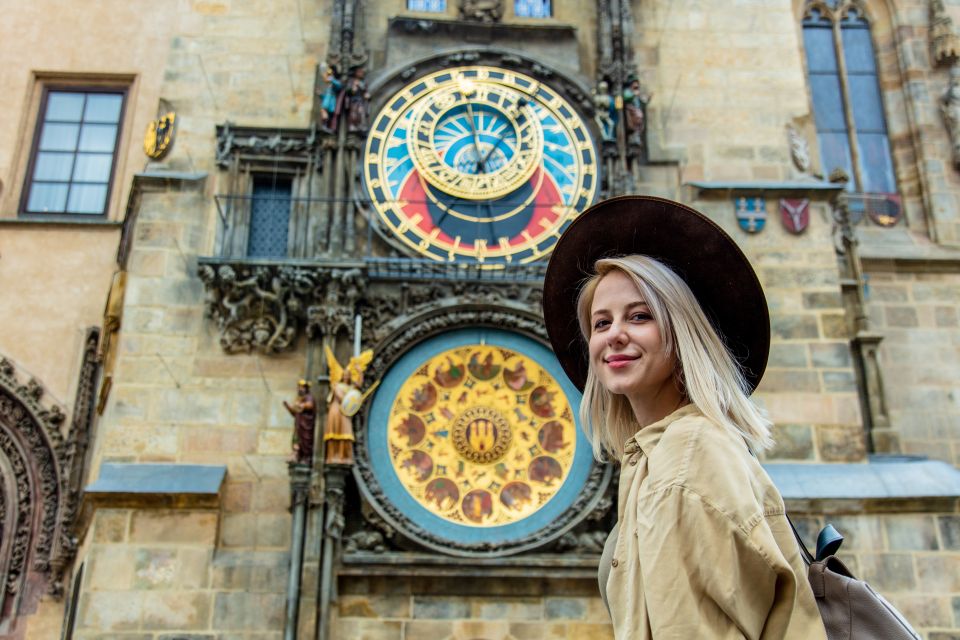 Prague: Professional Photoshoot in the Old Town - Posing made easy: what the photographers do to help you look natural