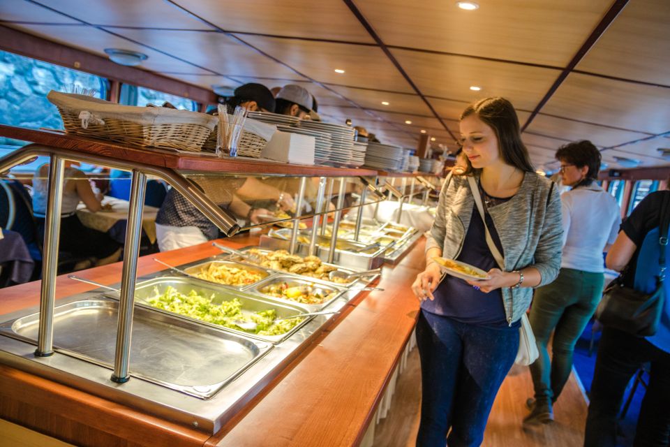 Prague: Sightseeing Boat Cruise with Buffet Dinner - Why this dinner cruise is worth it on a first Prague night