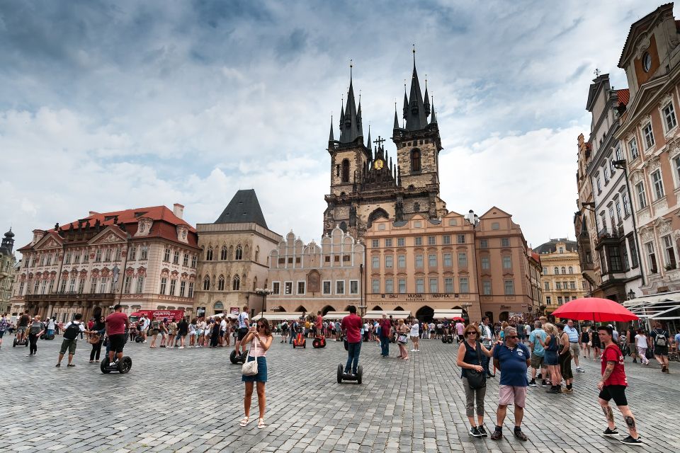 Prague Tour in Spanish - World wars to communism: how Prague’s daily life got reshaped