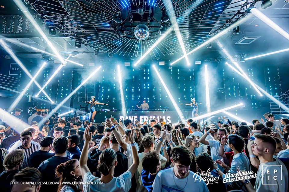 Pub Crawl with Shots and Night Club I Prague - Open bar for two hours: how to get your money’s worth